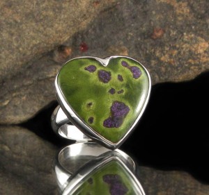 Stichtite in Serpentine Ring
