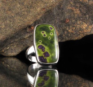 Stichtite in Serpentine Ring