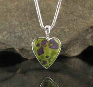 Stichtite in Serpentine Heart Pdt Sml