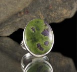 Stichtite in Serpentine Ring