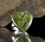 Stichtite in Serpentine Ring